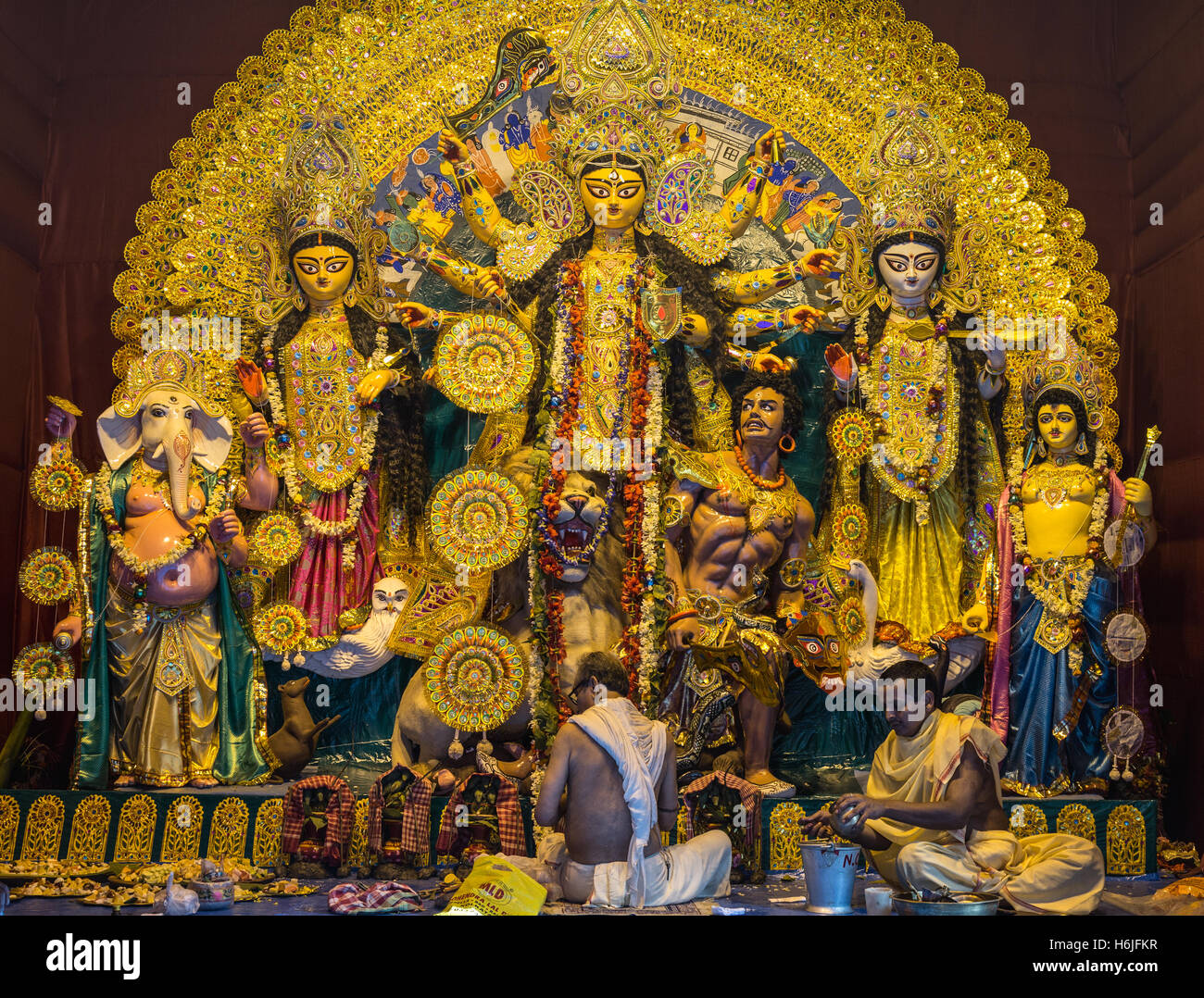 Durga Puja Festival Kolkata, Westbengalen. Priester, Puja, Durga Idol bei einem South Kolkata Durga im Angebot. Stockfoto