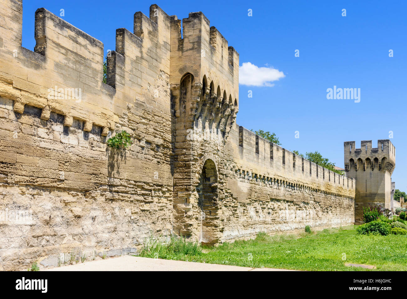 Stadtmauer und Turm, Teil des südlichen Abschnitts der Wälle, Avignon, Frankreich Stockfoto