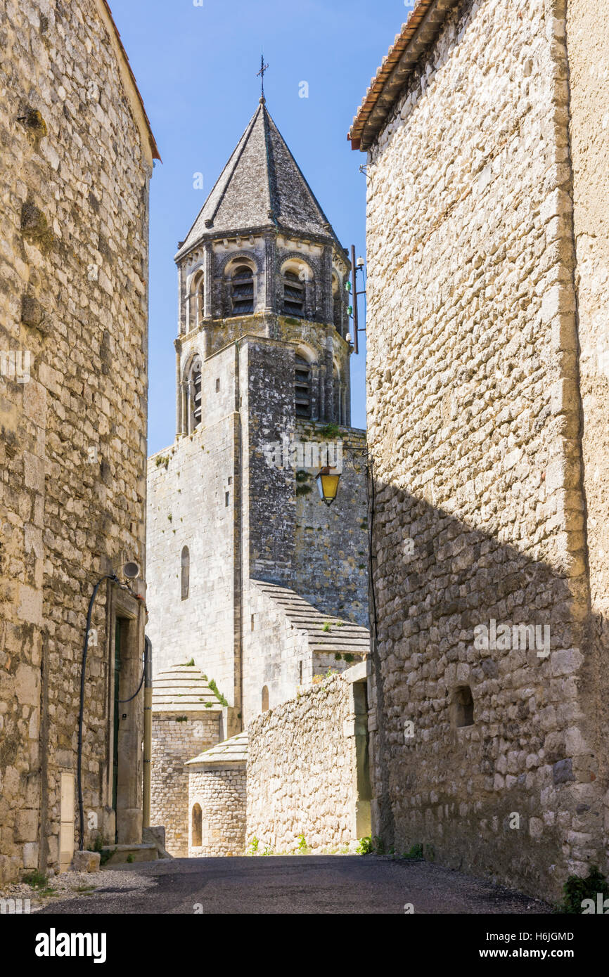 Blick durch das mittelalterliche Dorf des romanischen 12. Jahrhundert Kirche von Saint-Michel, La Garde-Adhémar, Drôme, Frankreich Stockfoto