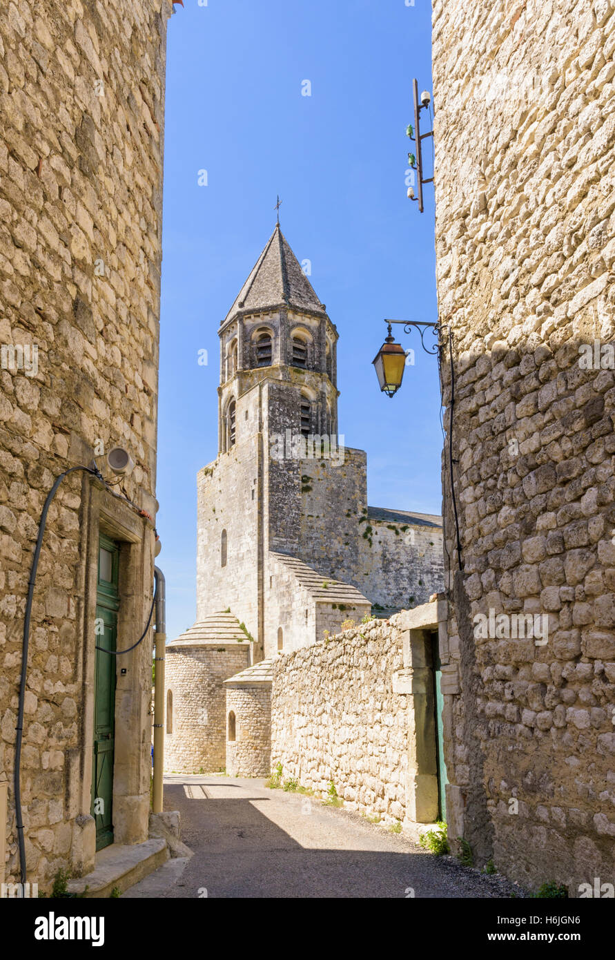 Blick durch das mittelalterliche Dorf des romanischen 12. Jahrhundert Kirche von Saint-Michel, La Garde-Adhémar, Drôme, Frankreich Stockfoto