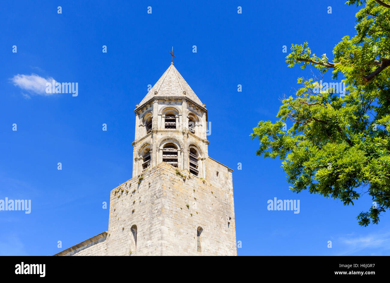 Detail der achteckige Glockenturm der Kirche Saint-Michel, La Garde-Adhémar, Drôme, Frankreich Stockfoto