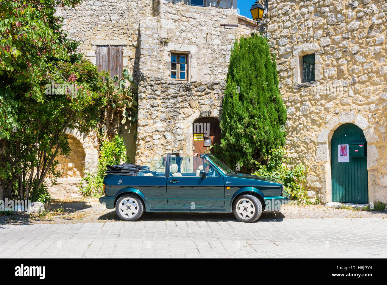 Volkswagen Golf Cabrio GLI 1,8 Karmann geparkt in das hübsche Dorf von La Garde-Adhémar in Südfrankreich Stockfoto