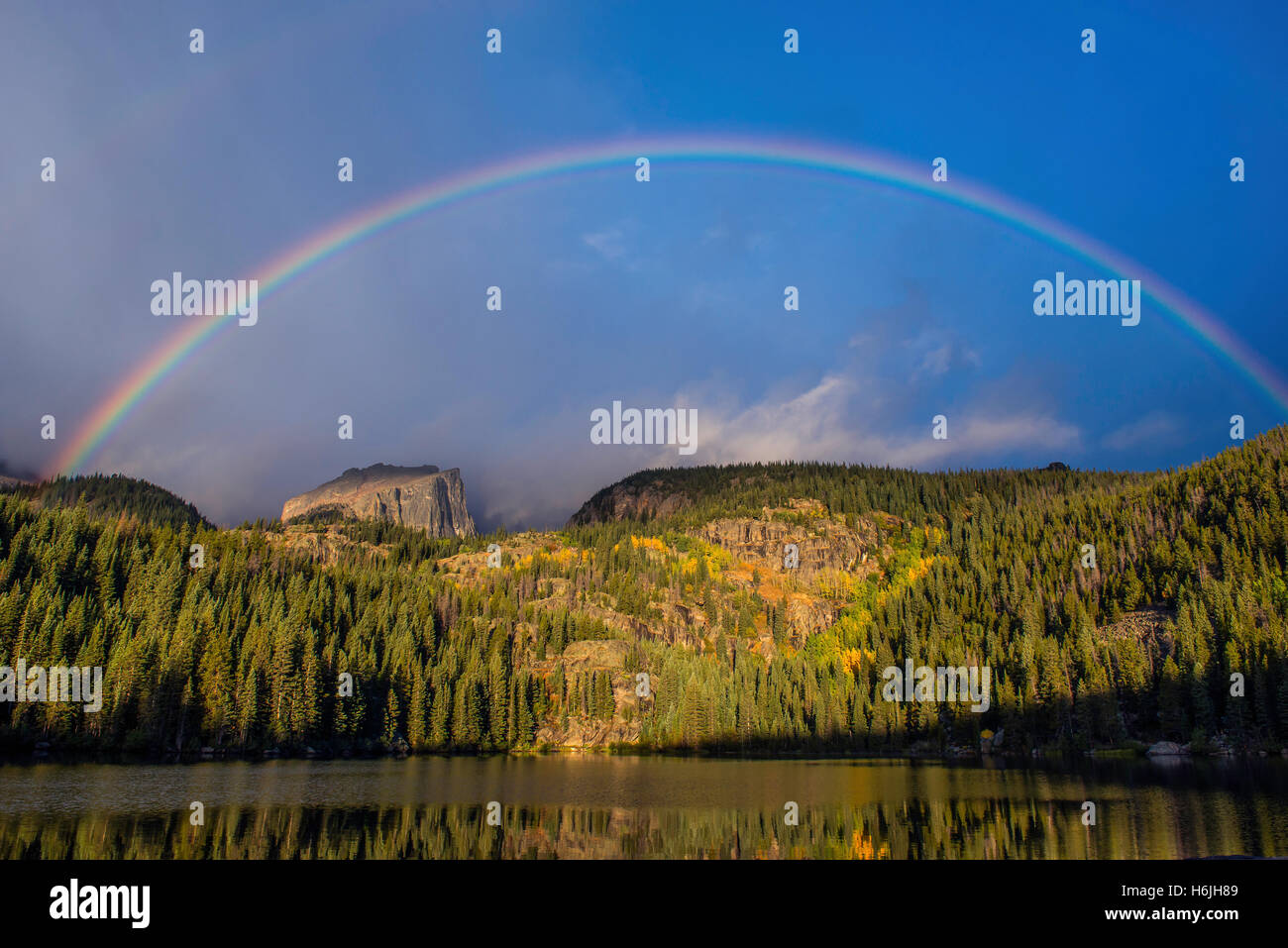 Regenbogen über Bärensee und Hallett Peak, Rocky Mountain Nationalpark, Colorado USA Stockfoto