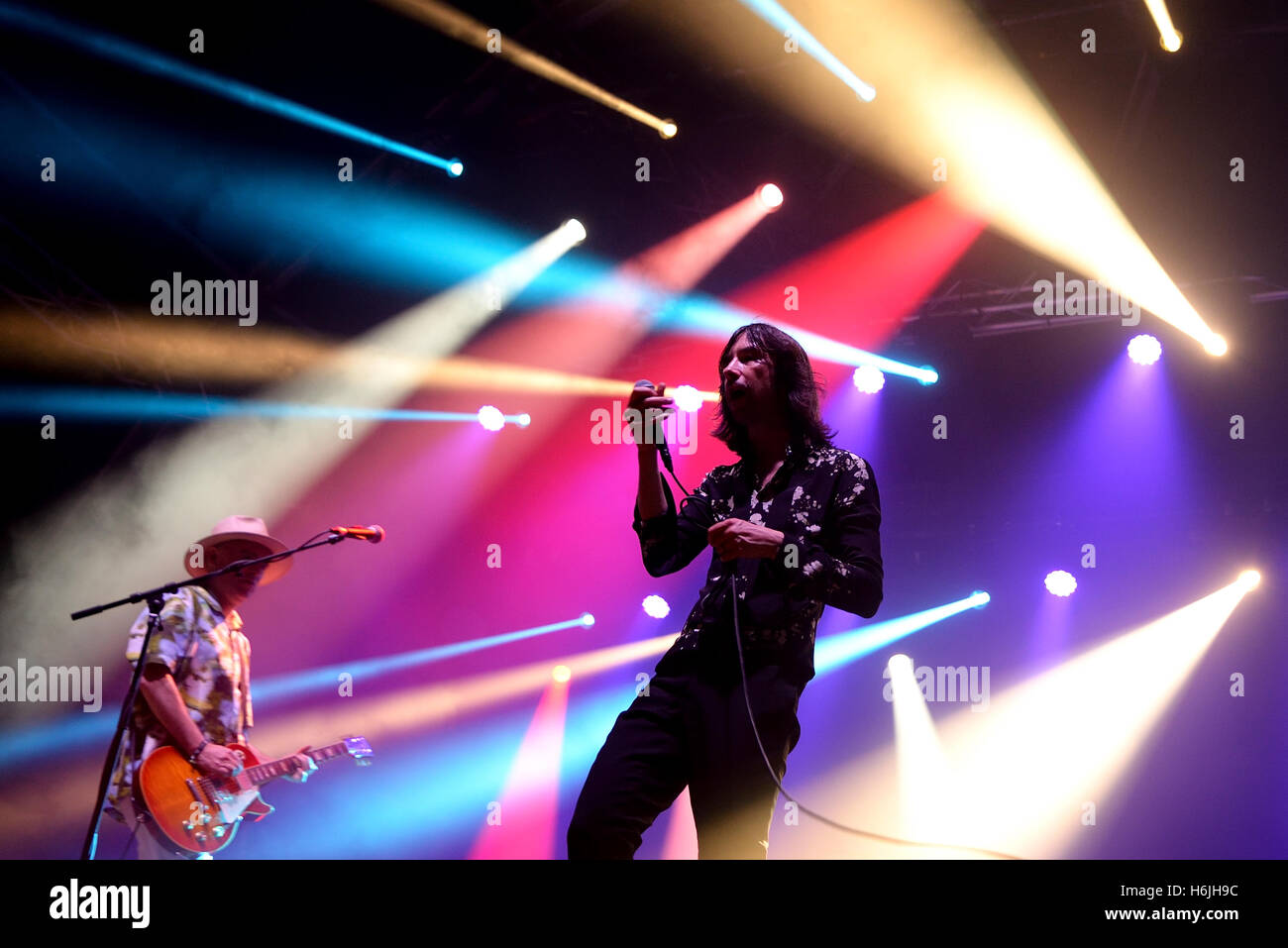 BARCELONA - 4 JUL: Primal Scream (Band) in Konzert im Vida-Festival am 4. Juli 2015 in Barcelona, Spanien. Stockfoto