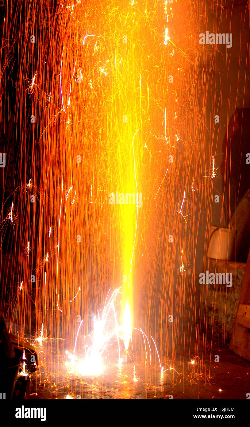 Feuerwerk auf Diwali Festival, Festival der Lichter mit einem Feuer-Brunnen Stockfoto