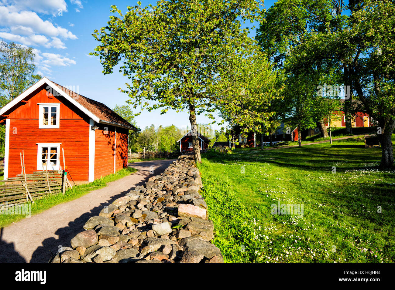 alte ländliche Bauernhäuser in einer wunderschönen Landschaft in Schweden Stockfoto