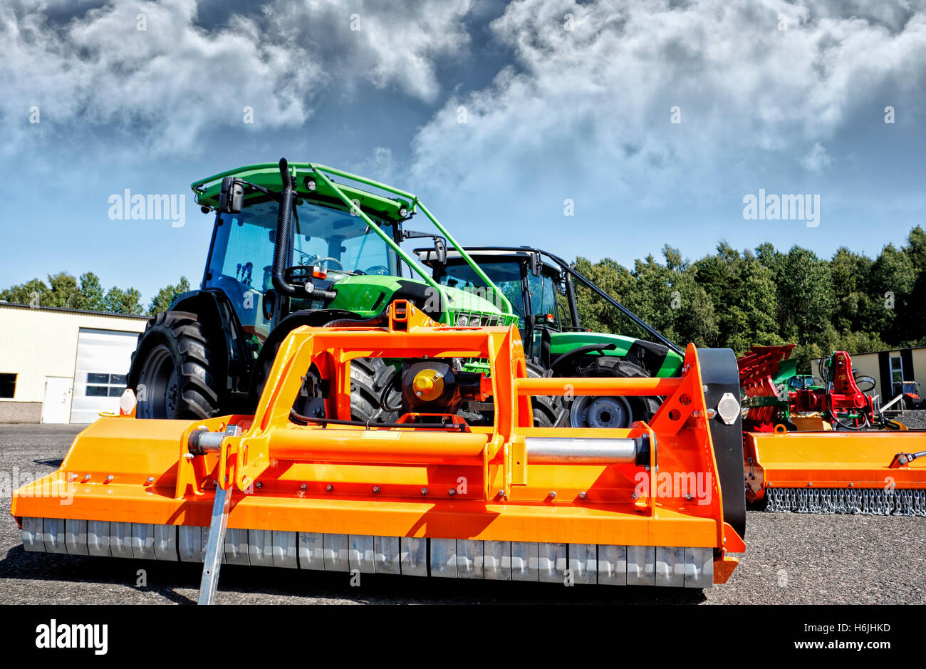landwirtschaftliche Traktoren mit Pflug und Mäher, neueste Modelle Stockfoto