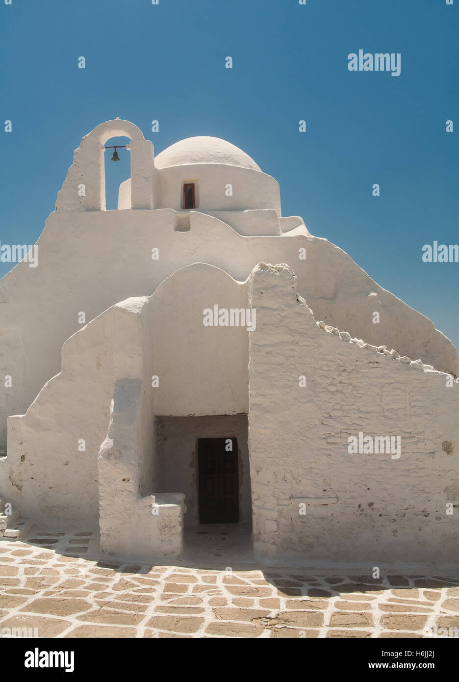 Weiß getünchte Gebäude aus Stein, Mykonos, Griechenland Stockfoto