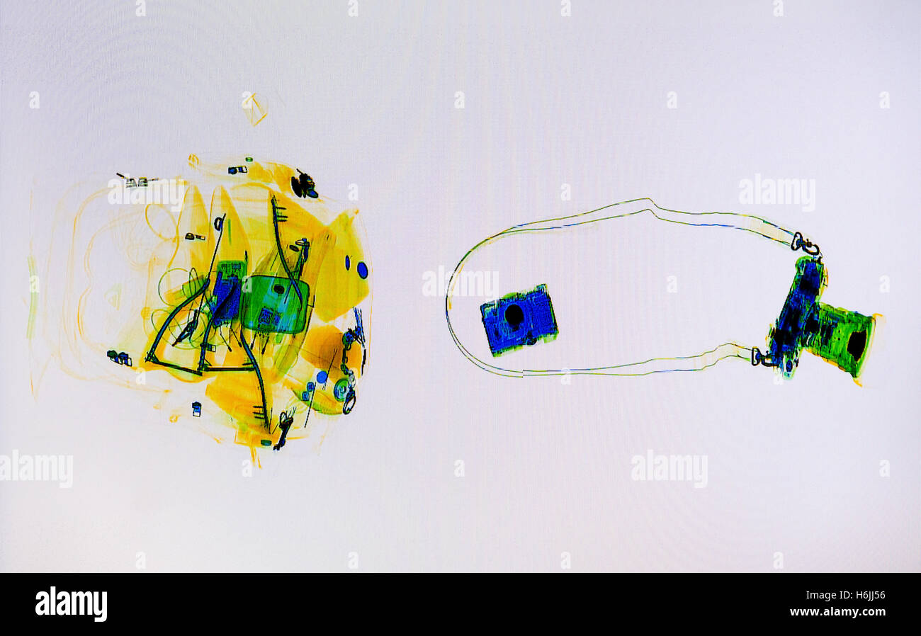 Gescannte Gepäck auf dem x-ray Scanner-Bildschirm Stockfoto
