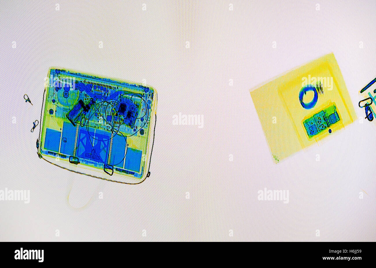Gescannte Gepäck auf dem x-ray Scanner-Bildschirm Stockfoto