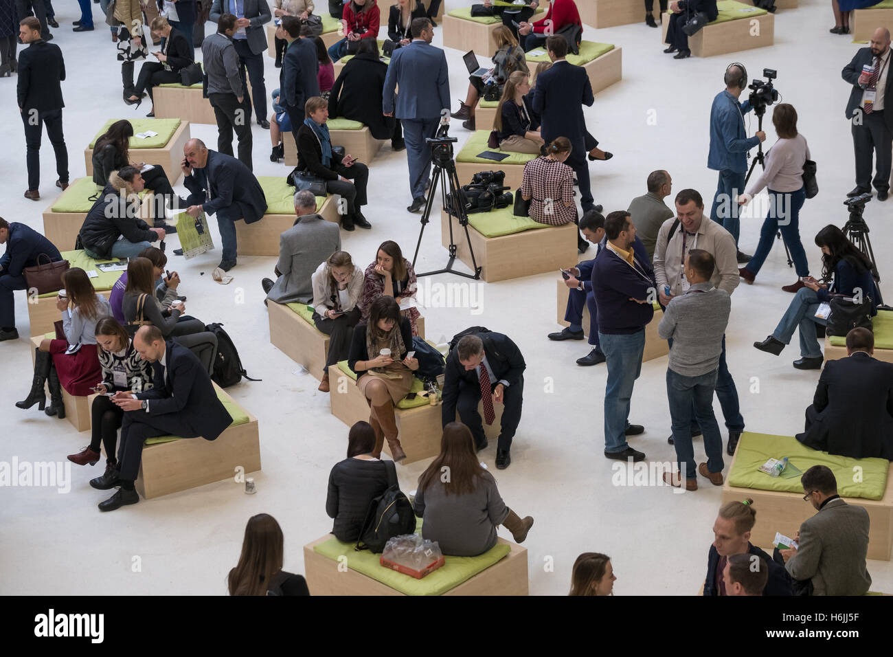 Menschen besuchen Open Innovationen 2016 Forum in Neubau Skolkovo Technopark Stockfoto