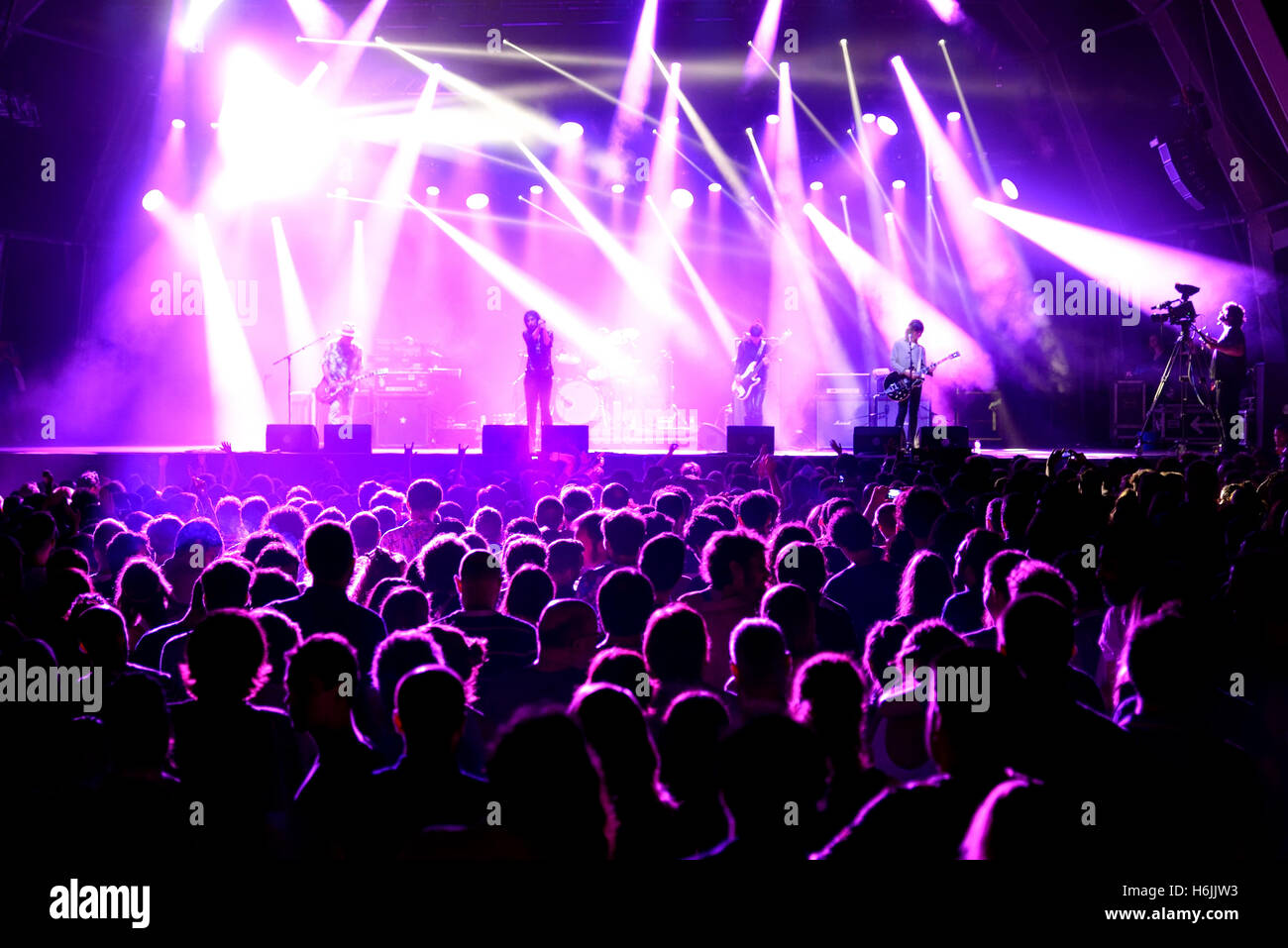 BARCELONA - 4 JUL: Menge in einem Konzert am Vida Festival am 4. Juli 2015 in Barcelona, Spanien. Stockfoto