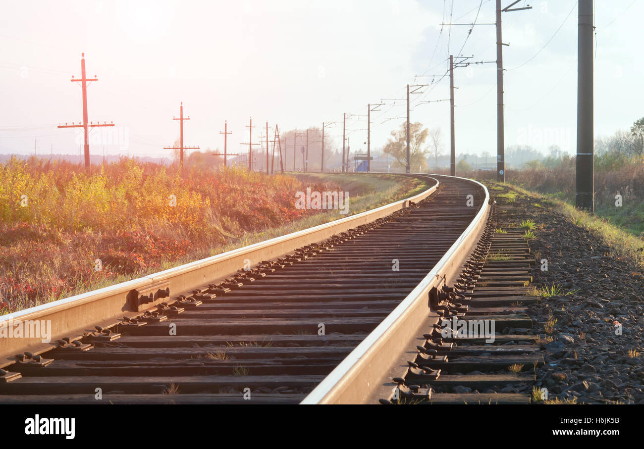 Eine Nahaufnahme der Gleise im Herbst seanos Stockfoto