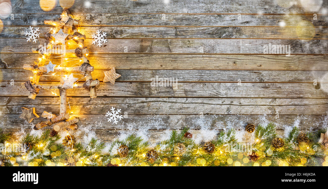 Weihnachtsbaum mit Tanne Dekoration auf alten Holzdielen gelegt. Stockfoto