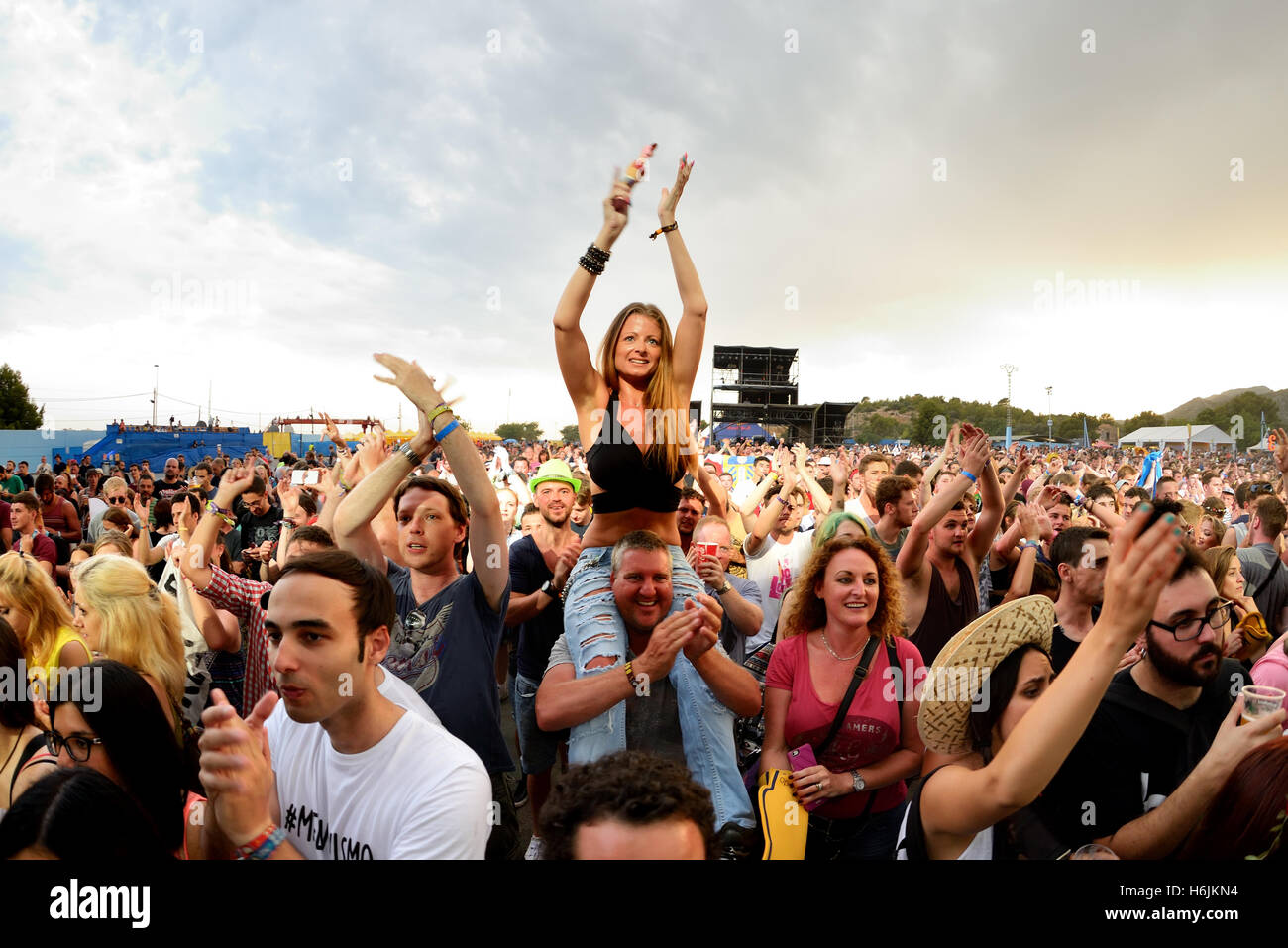 BENICASSIM, Spanien - 19 JUL: Menge in einem Konzert am FIB Festival am 19. Juli 2015 in Benicassim, Spanien. Stockfoto