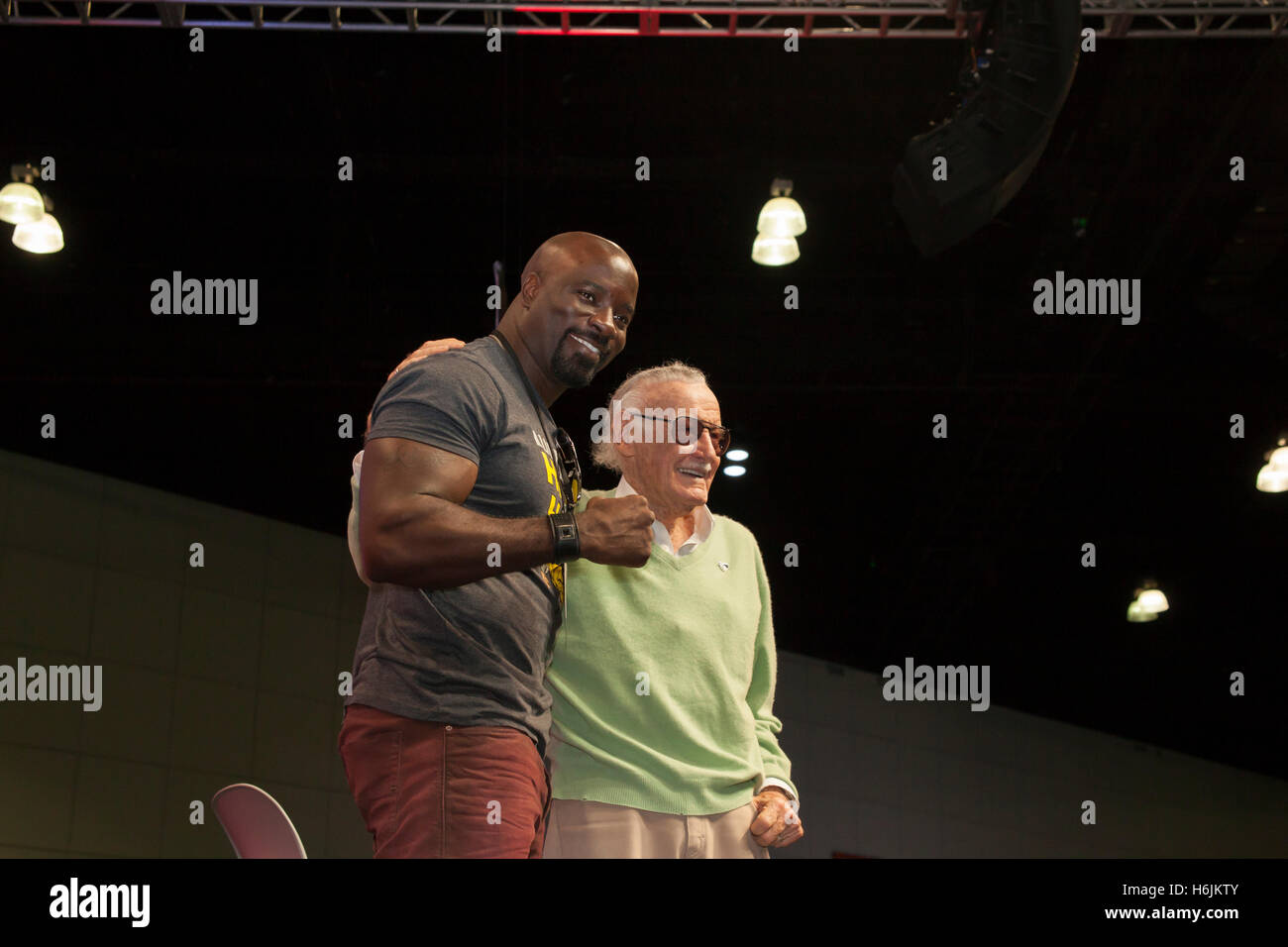STAN LEE LA Comic-CON: 29. Oktober 2016, Los Angeles, Kalifornien. Luke Cage star Mike Colter mit Marvel-Schöpfer Stan Lee. Stockfoto