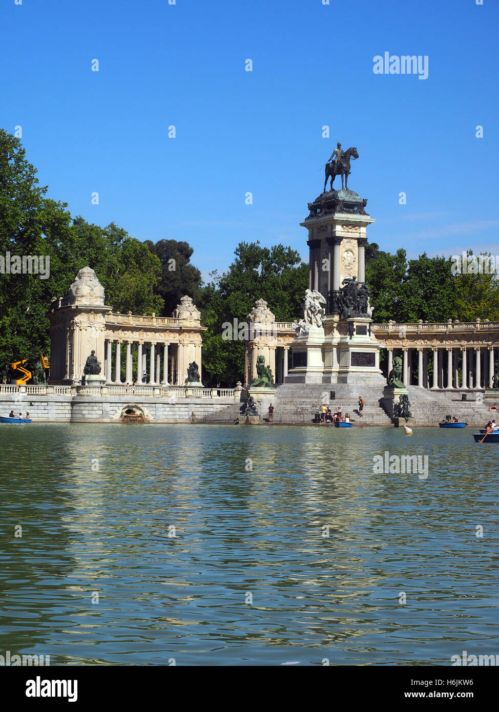 MADRID-Mai 7: Unbekannte Menschen sind, gesehen in Ruderboote und entspannend auf Stufen des Denkmal für König Alfonso XII im Retiro-Park-Ma Stockfoto