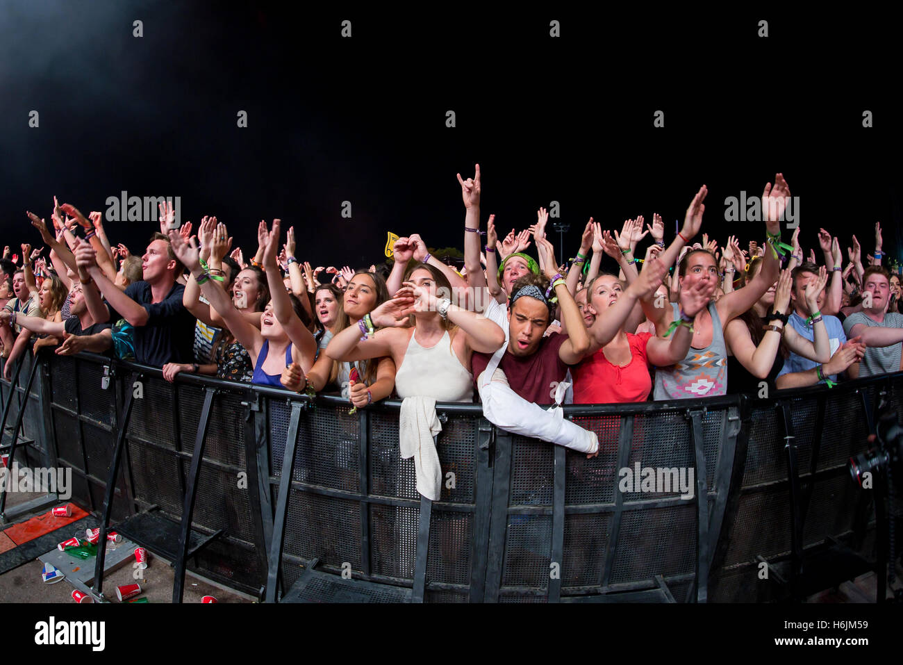 BENICASSIM, Spanien - 18 JUL: Menge in einem Konzert am FIB Festival am 18. Juli 2015 in Benicassim, Spanien. Stockfoto
