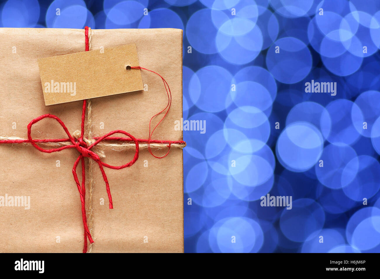 Geschenkbox mit Tag auf Grund der verschwommene blaue Lichter Stockfoto