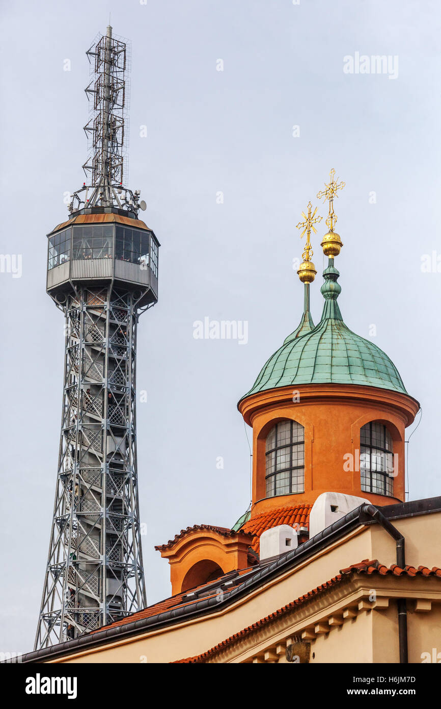 Aussichtsturm und St. Lorenz-Kirche, Petrin-Hügel, Prag, Tschechische Republik Stockfoto