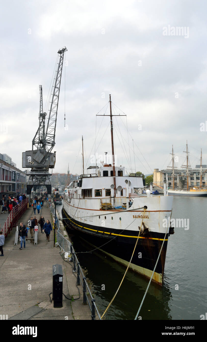 Das Schiff der MV Balmoral liegt vor dem M Shed Museum im schwimmenden Hafen von Bristol Stockfoto