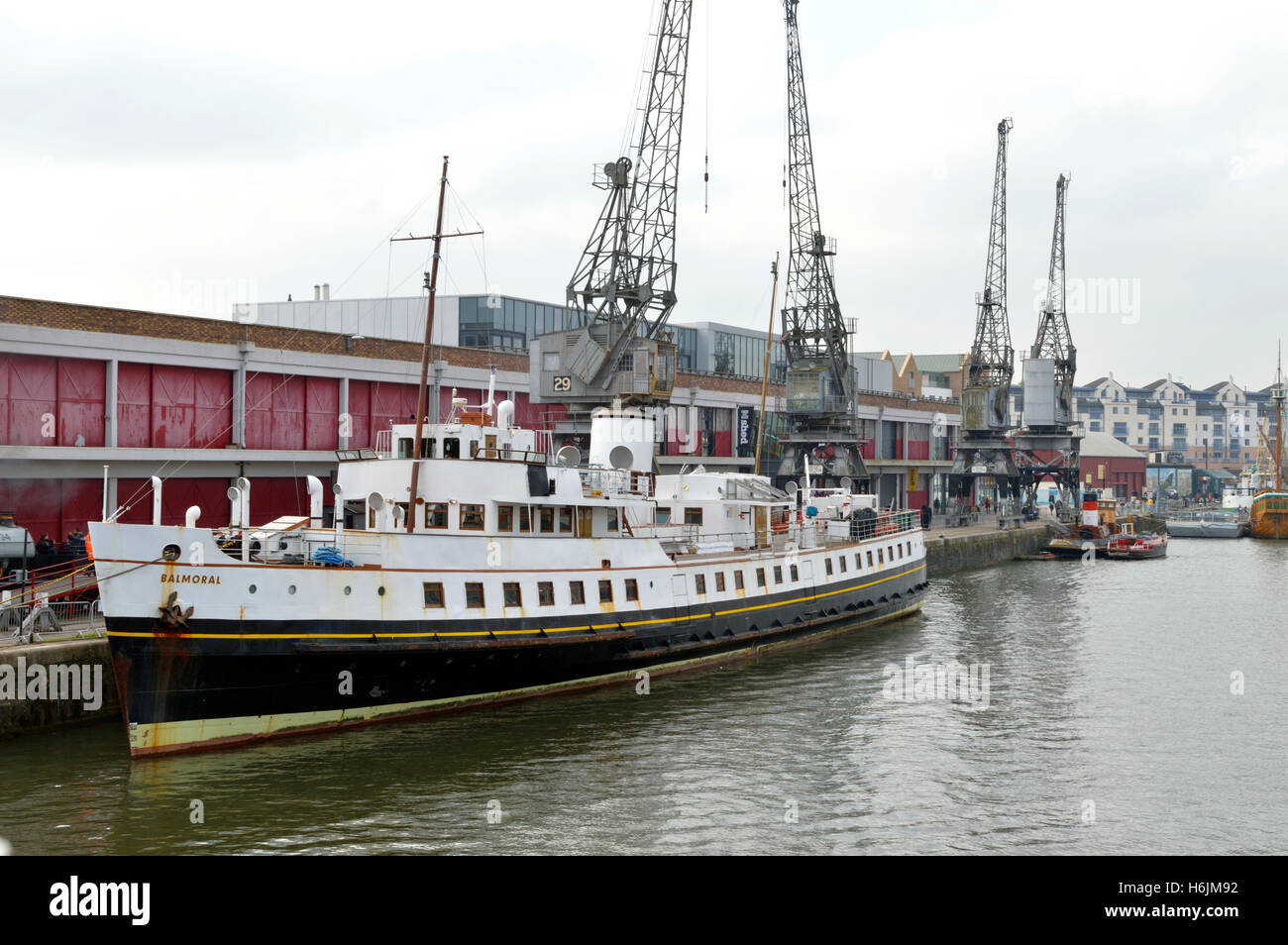 Das Schiff MV Balmoral, das vor dem M Shed Museum im schwimmenden Hafen von Bristol mit den alten Dampfkräne im Hintergrund anlegte, war Bristol, England, Großbritannien Stockfoto
