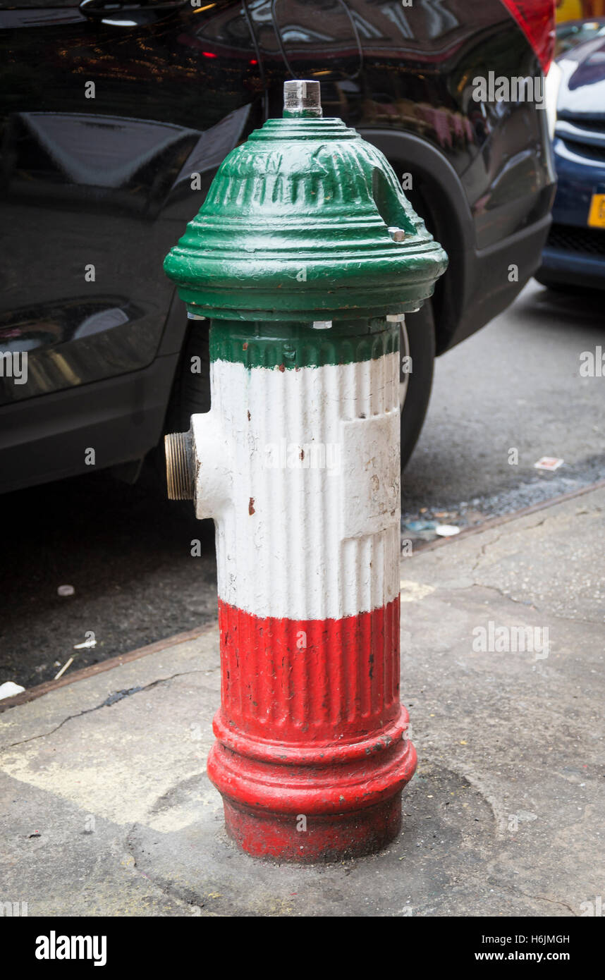 Hydranten lackiert in den Farben der italienischen Flagge (rot, weiß und grün). Little Italy, New York City. Stockfoto