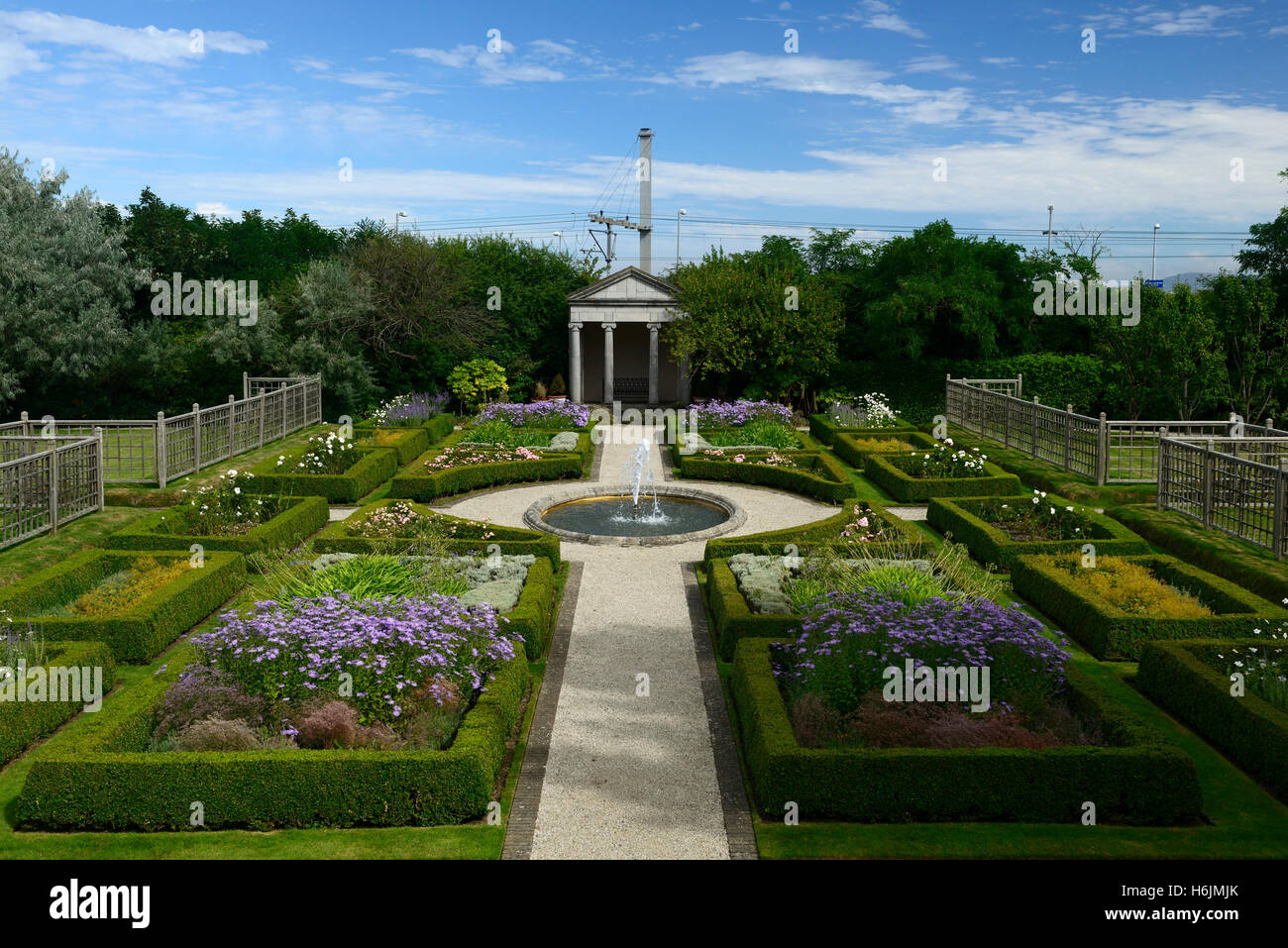 Deepwell Blackrock-Gärten, die italienische italienischer Garten formaler Stil gestaltete box Absicherung im Garten Dublin Irland RM Floral Stockfoto