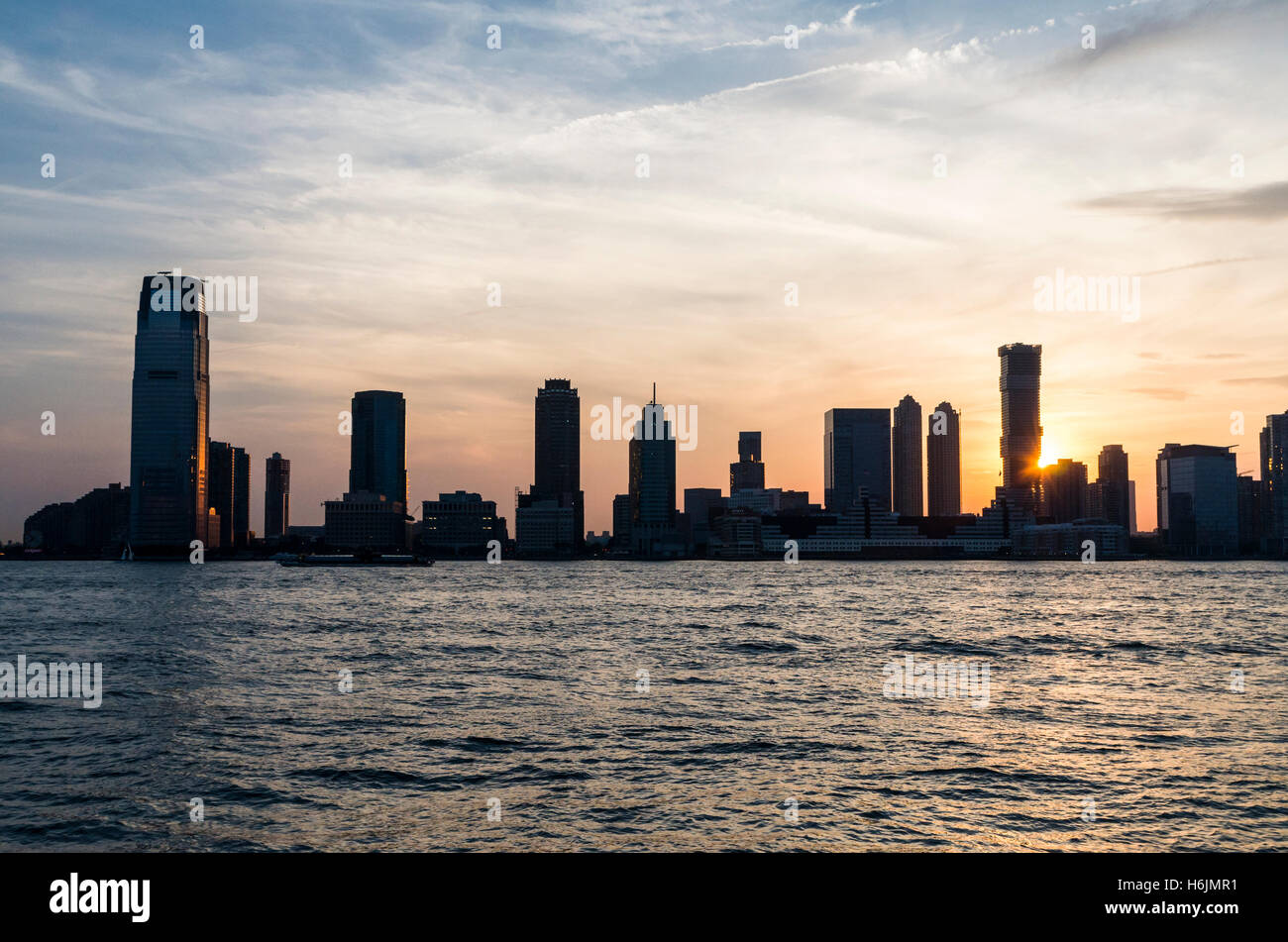 Jersey City Skyline (Paulus Hook) bei Sonnenuntergang mit dem Hudson River. Stockfoto
