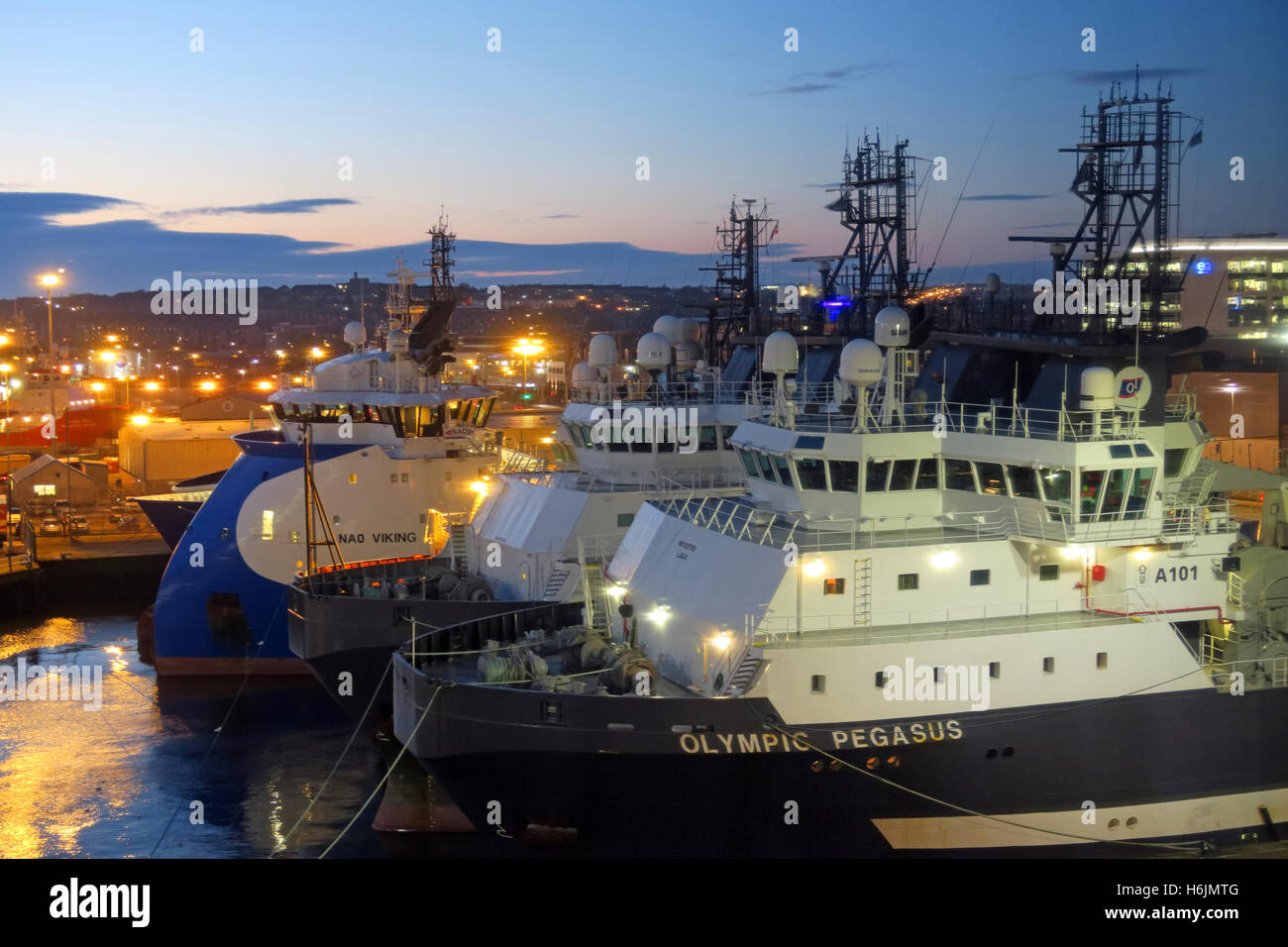 Hafen von Aberdeen und Schifffahrt, Fähren, Boote, bei Nacht, Aberdeenshire, Schottland, Großbritannien – Olympic Pegasus Stockfoto