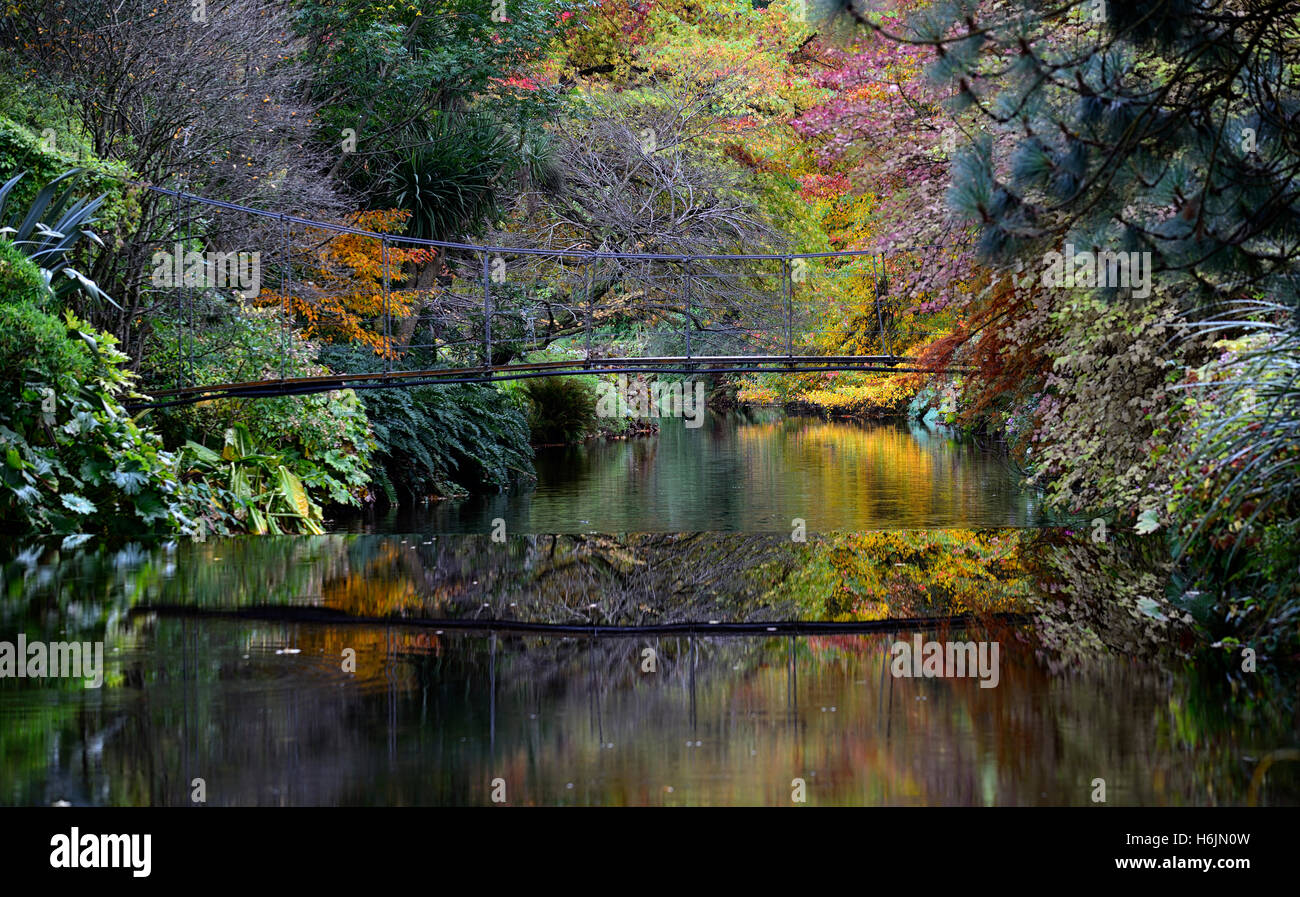 Fussgängerbrücke wider spiegeln Reflexion Vartry Fluss Mount Usher Gardens Wicklow Herbst herbstliche Farbe Farben RM Floral Stockfoto