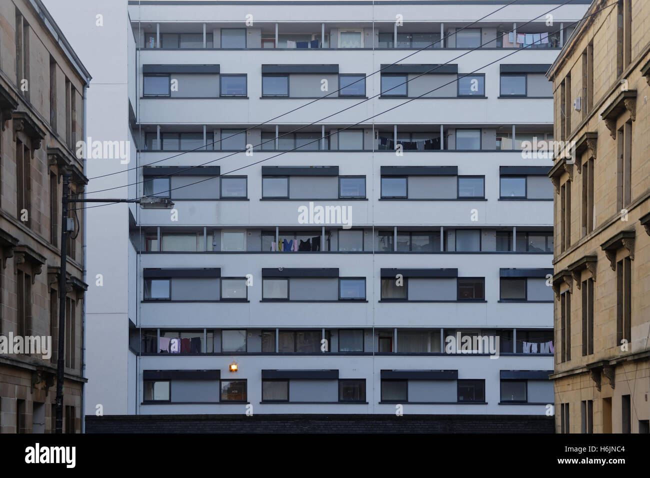 Moderne der sechziger Jahre Gebäude mit Veranden, die Arbeiterklasse Leben in grafischer Form anzeigen Stockfoto