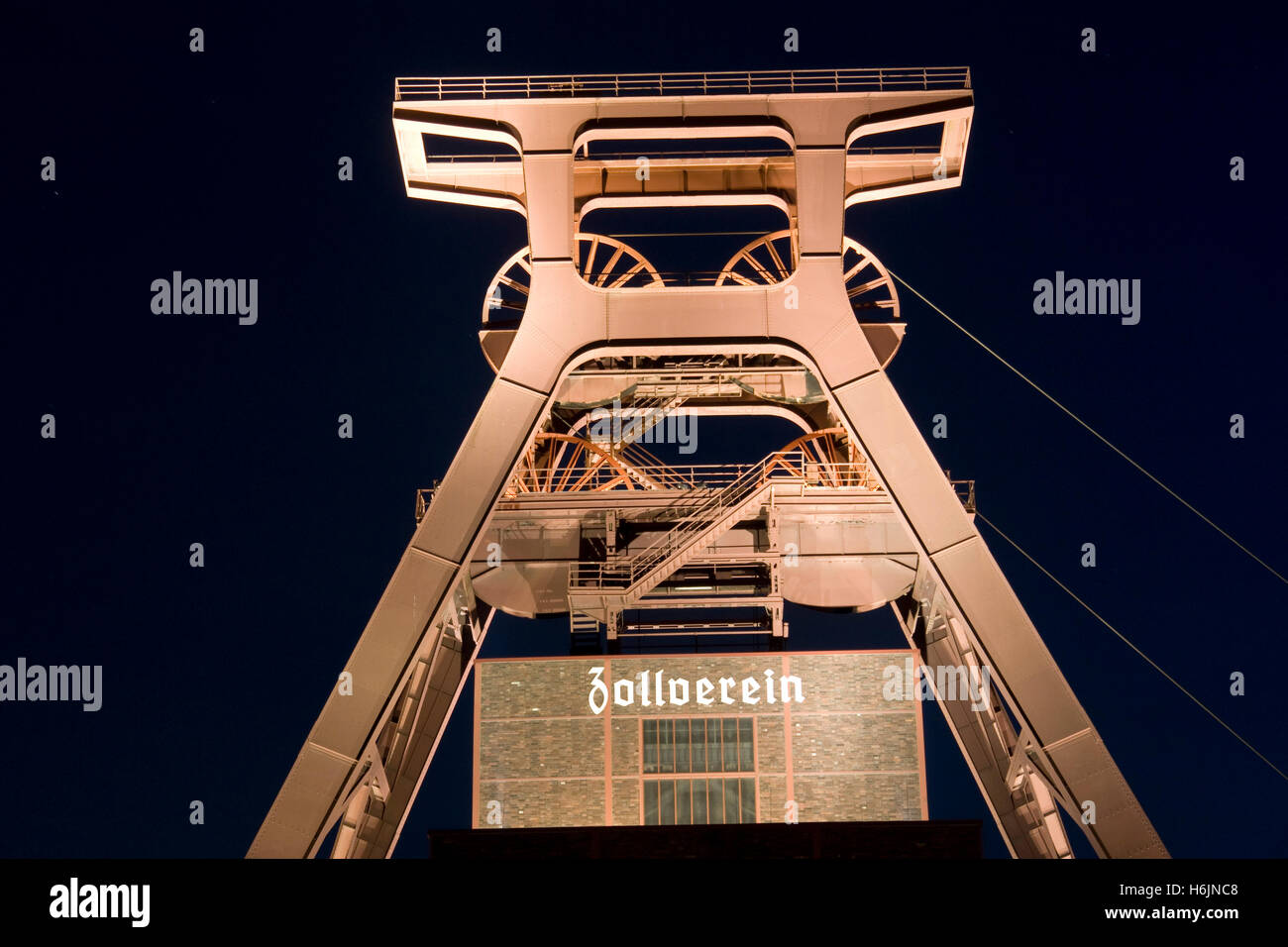 Nachtaufnahme, Fördergerüst der Zeche Zollverein Mine, UNESCO-Weltkulturerbe, Route der Industriekultur Route der Industrie- Stockfoto