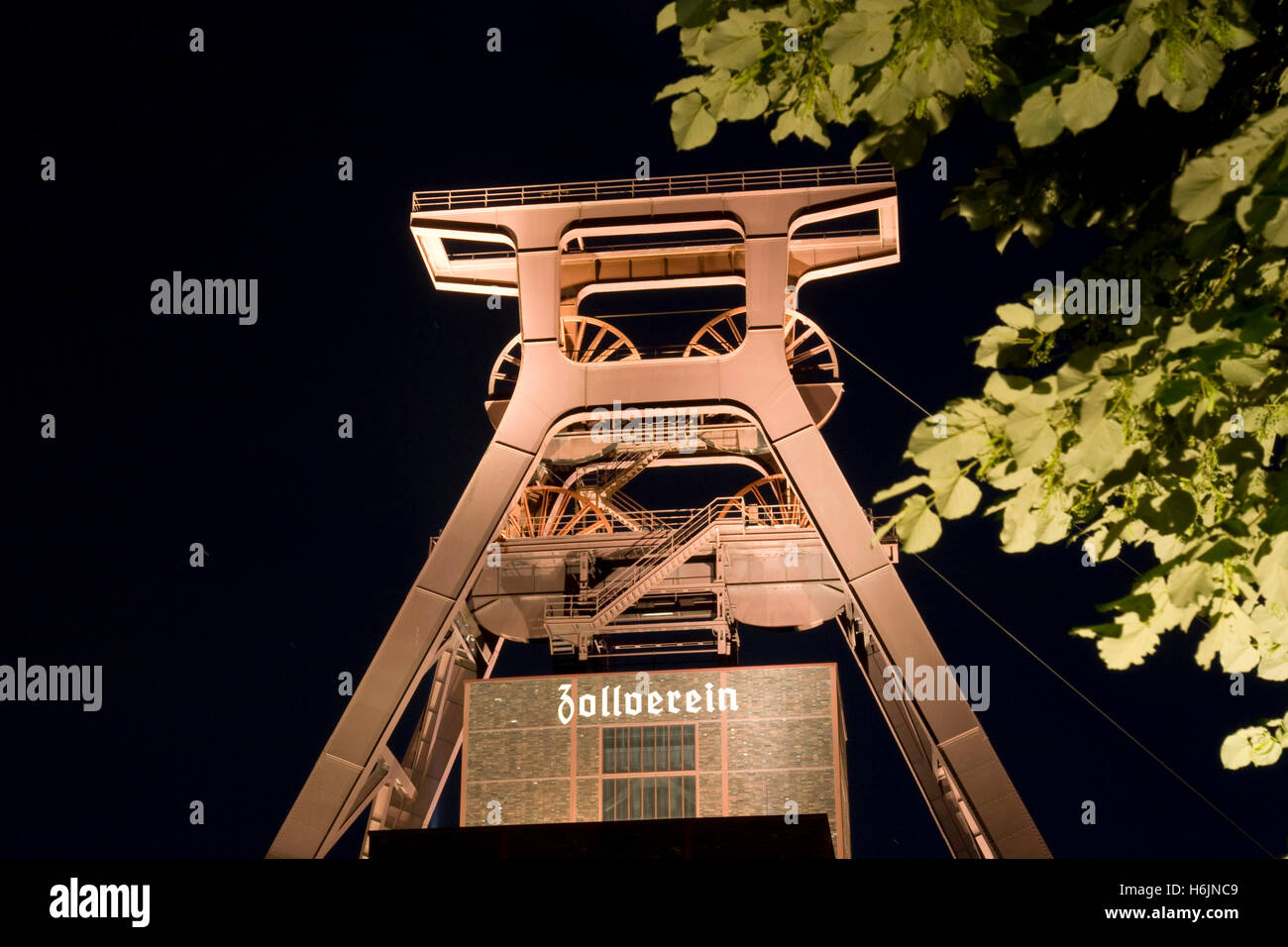 Nachtaufnahme, Fördergerüst der Zeche Zollverein Mine, UNESCO-Weltkulturerbe, Route der Industriekultur Route der Industrie- Stockfoto