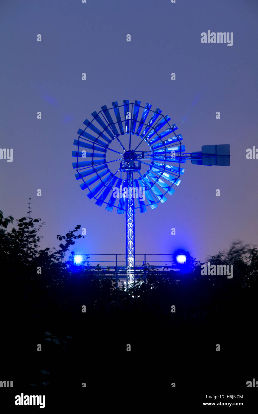 Beleuchtete Windmühle im Landschaftspark Duisburg Nord Landschaftspark, Route der Industriekultur-Route der Industriekultur Stockfoto