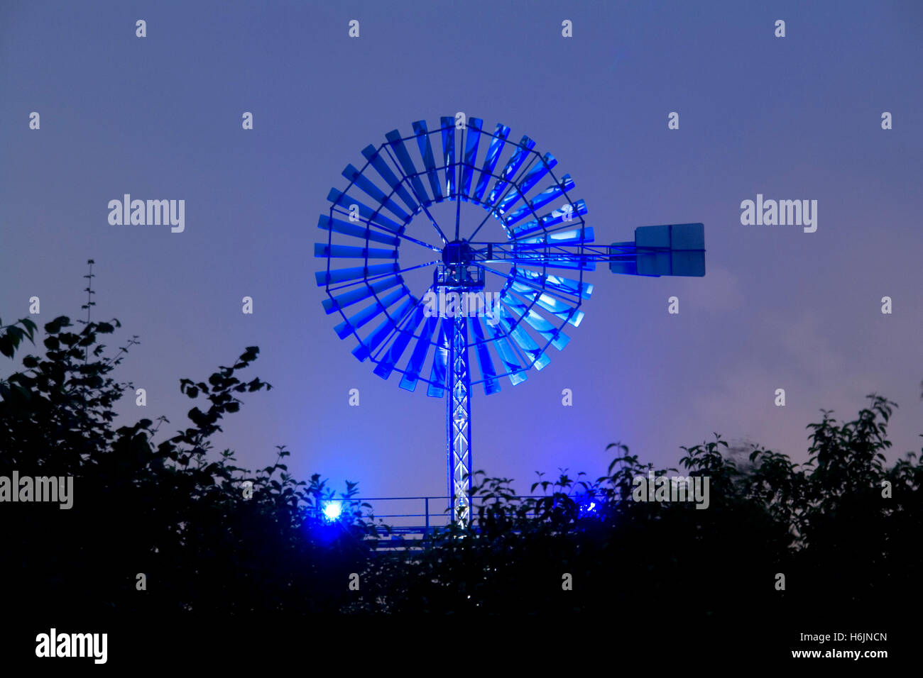 Beleuchtete Windmühle im Landschaftspark Duisburg Nord Landschaftspark, Route der Industriekultur-Route der Industriekultur Stockfoto