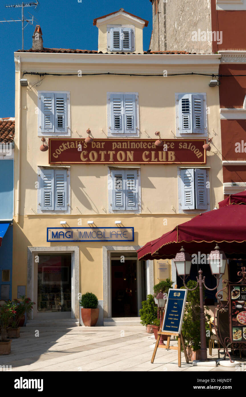 Café und Restaurant in der historischen Stadt Porec in Istrien, Kroatien, Europa Stockfoto