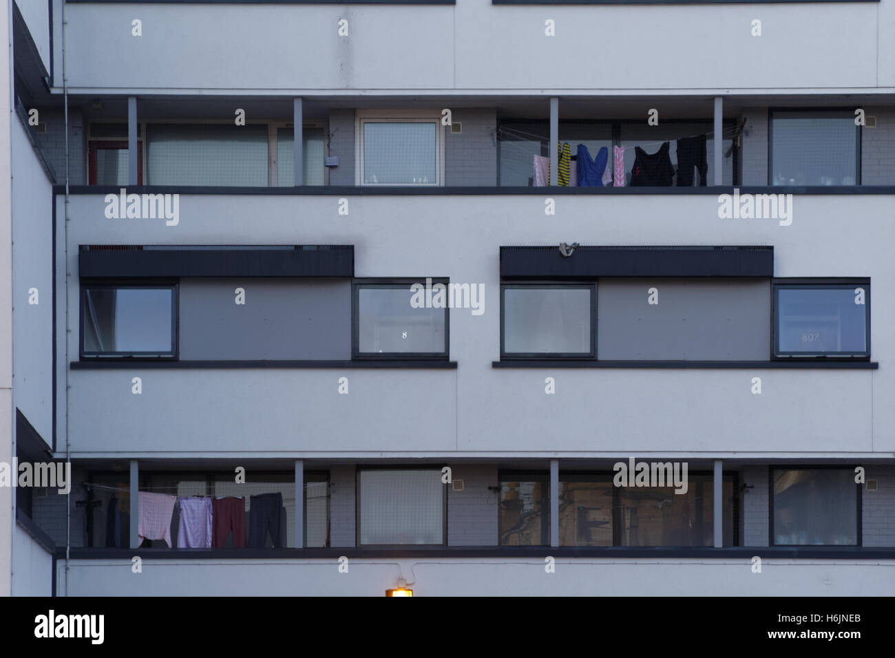Moderne der sechziger Jahre Gebäude mit Veranden, die Arbeiterklasse Leben in grafischer Form anzeigen Stockfoto