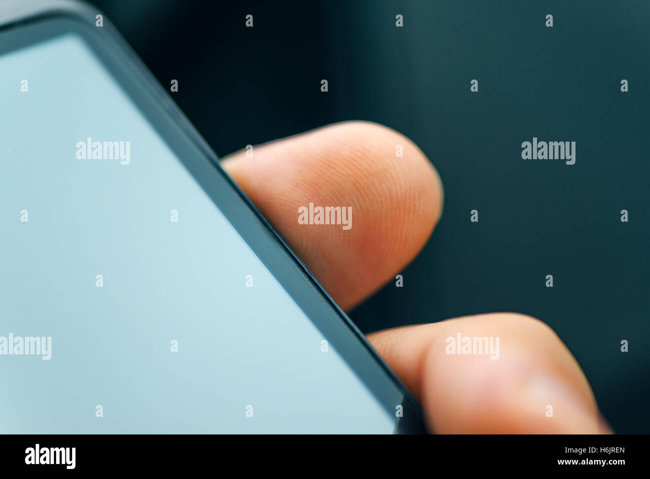 Smartphone mit Fingerabdruck-Sensor Scan freischalten, mit selektiven Fokus hautnah Stockfoto