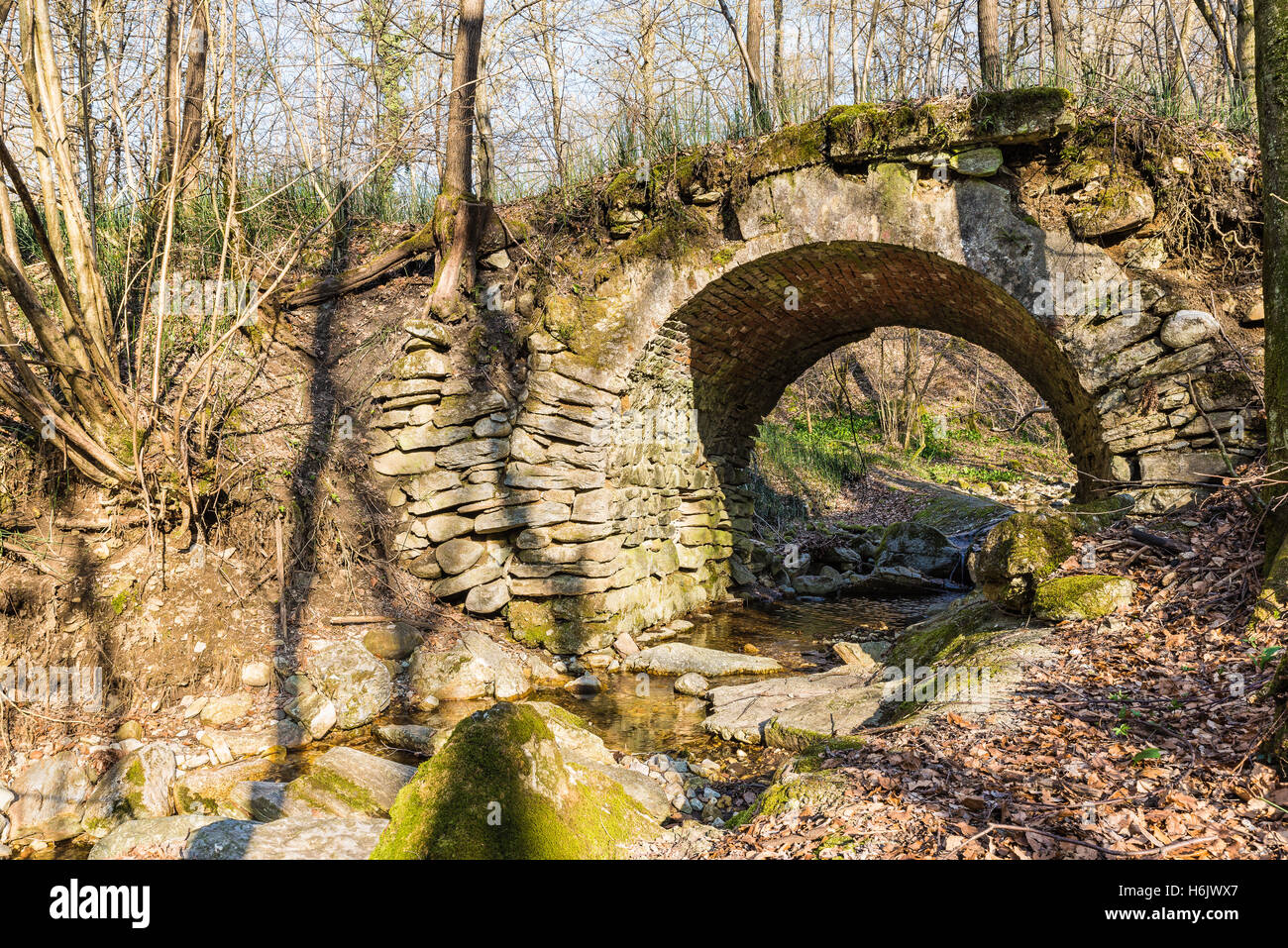 Alte Steinbrücke mit trockenen Steinen gebaut Stockfoto