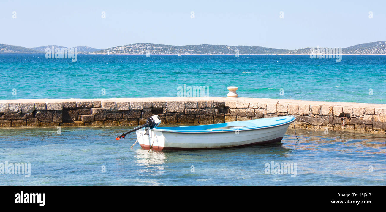 Motorboot bis zu den alten steinernen Pier gebunden Stockfoto