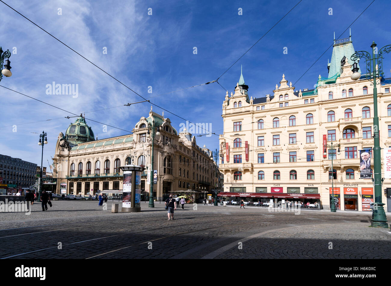 Das Jugendstil-Gebäude, das Gemeindehaus und Teil des 5-Sterne-Hotels und Bars im Kings Court in Náměstí Republiky, Stockfoto