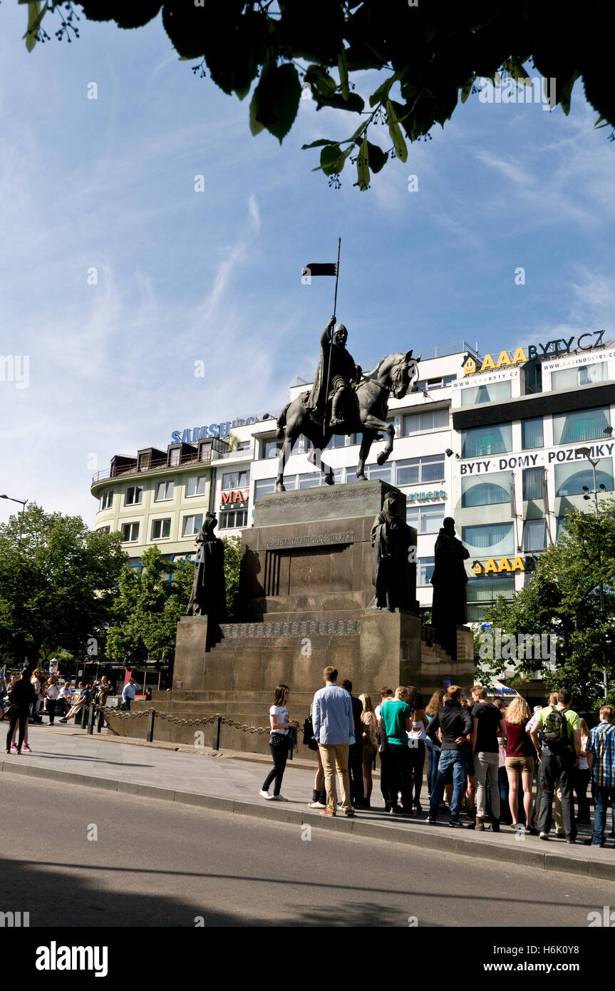 Das Reiterstandbild des Heiligen Wenzel, dem Schutzpatron von Böhmen auf dem Wenzelsplatz, Prag, Tschechische Republik. Stockfoto