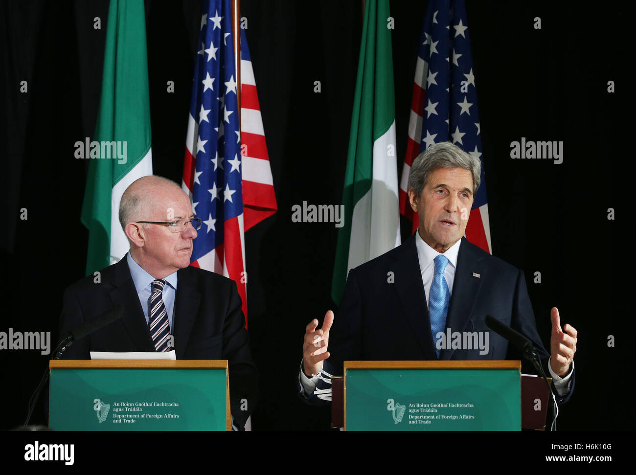 US-Außenminister John Kerry und auswärtige Angelegenheiten Minister Charlie Flanagan (links) abhalten eine Pressekonferenz, bevor Kerry während einer Zeremonie im Aherlow House Hotel in Tipperary, Irland Tipperary Peace Prize erhielt. Stockfoto