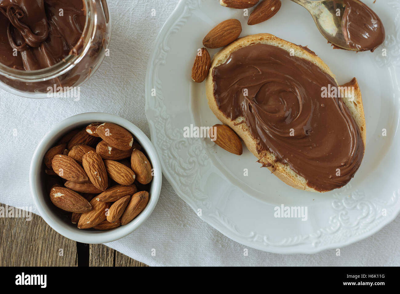 Mandel- und Brot mit Schokoladenmasse Draufsicht selektiven Fokus Stockfoto