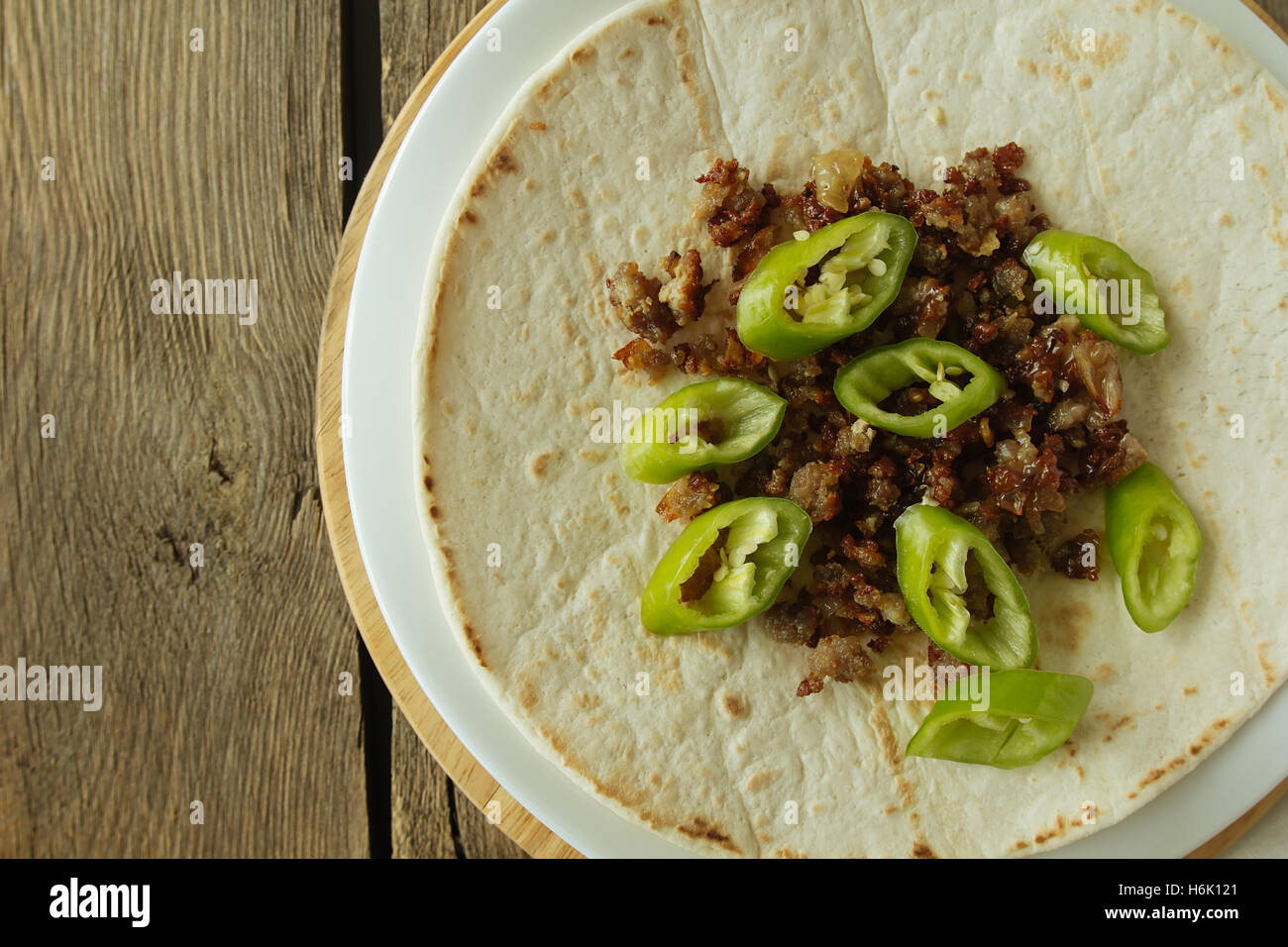 Tortilla mit Chili Pfeffer und Rindfleisch selektiven Fokus Draufsicht Stockfoto