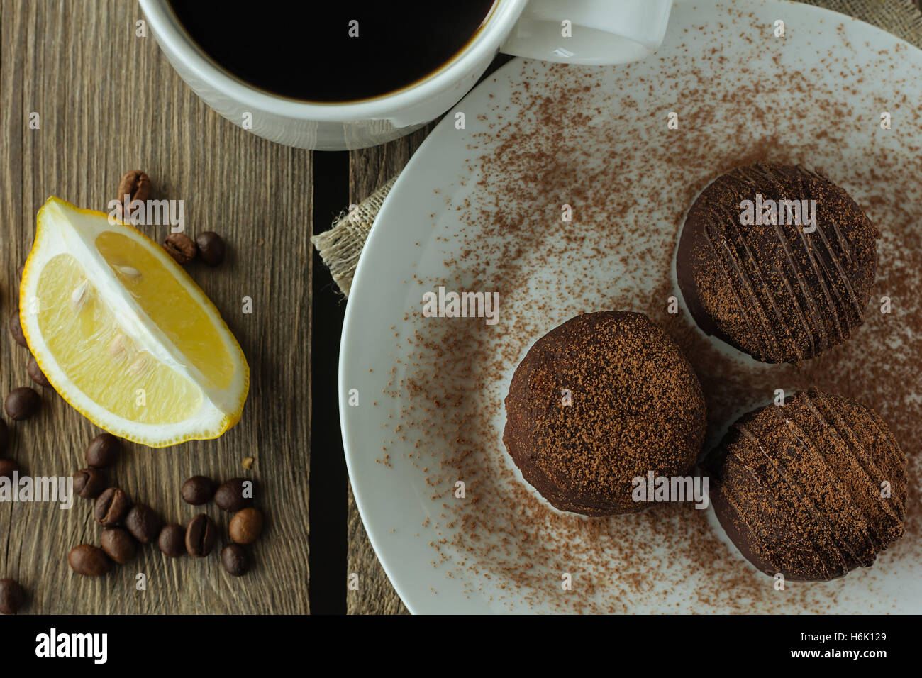 Brownies, Kaffee und Zitrone selektiven Fokus Draufsicht Stockfoto
