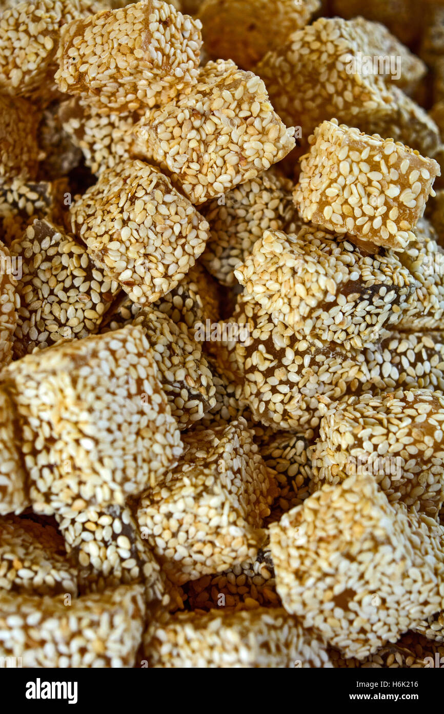 Turkish Delight mit Sesam zum Verkauf ausgesetzt. Stockfoto