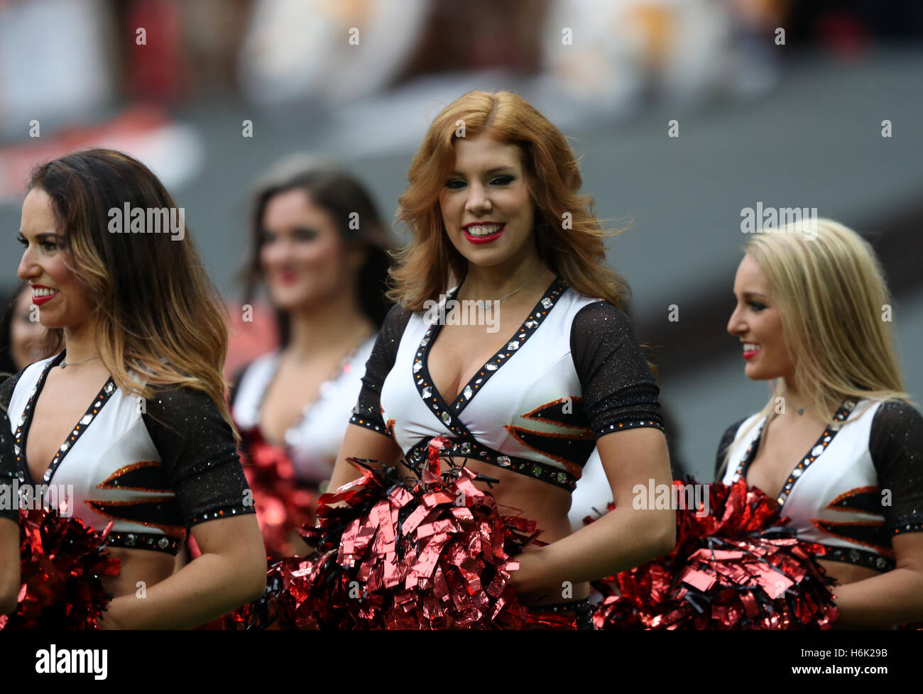 Cincinnati Bengals Cheerleader vor der NFL International Series match bei Wembley Stadion in London. Stockfoto