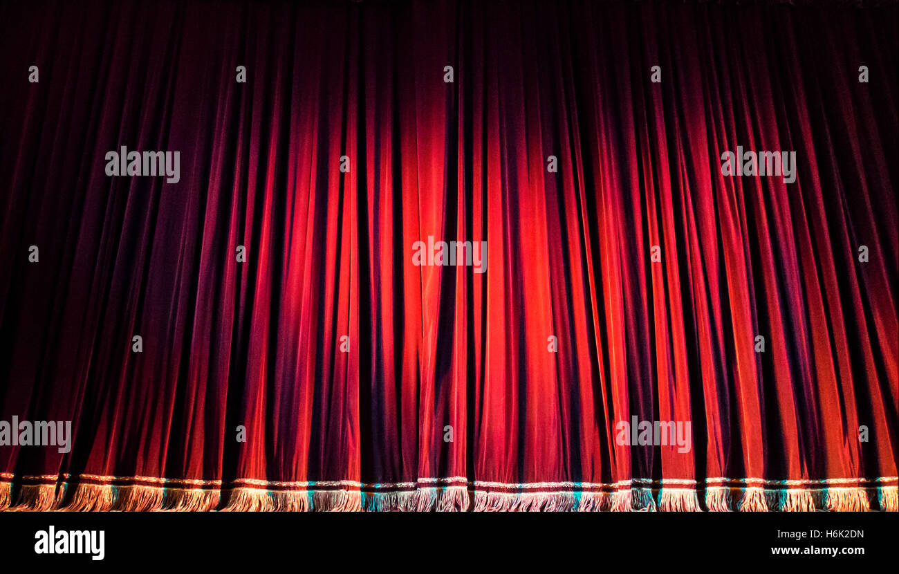 Roten geschlossenem Vorhang mit Lichtspots in einem theater Stockfoto